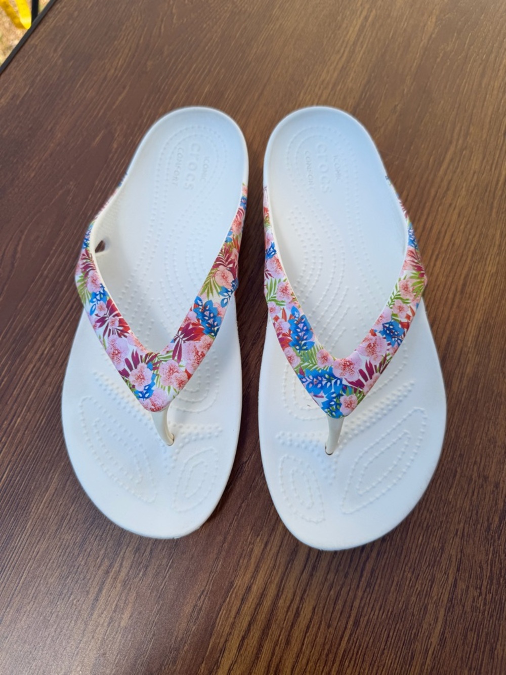 Crocs Flip Flops Women’s 9 White Floral Comfort Sandals Beach Casual - Picture 2 of 7